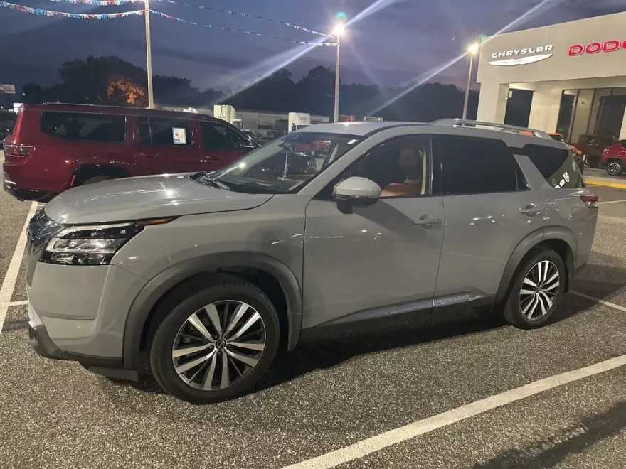 2022 Nissan Pathfinder Platinum photo 1