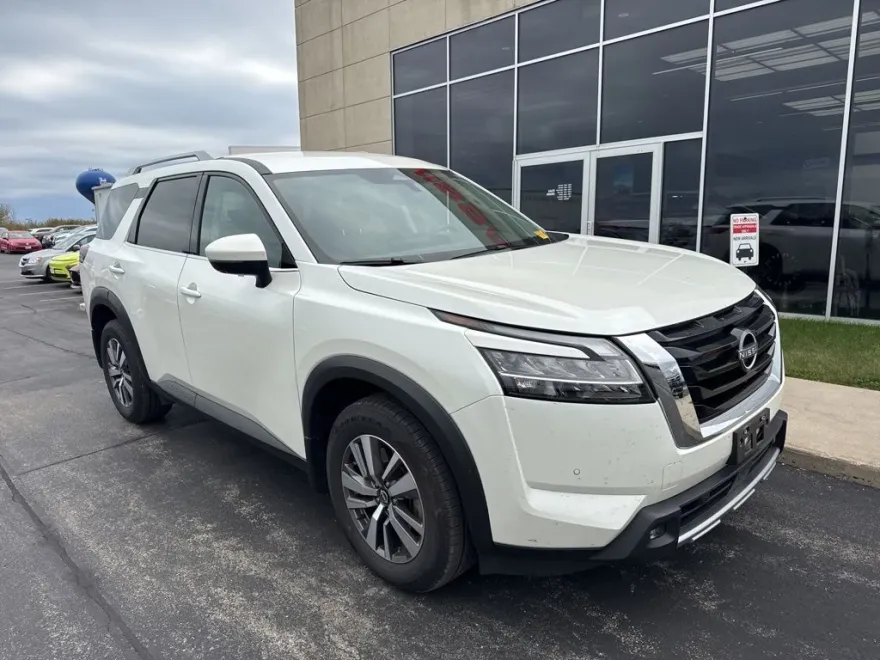 2022 Nissan Pathfinder SL photo 1