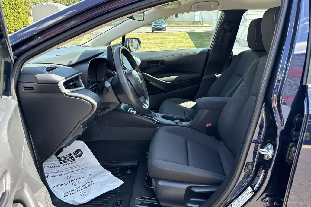 2024 Toyota Corolla LE photo 1