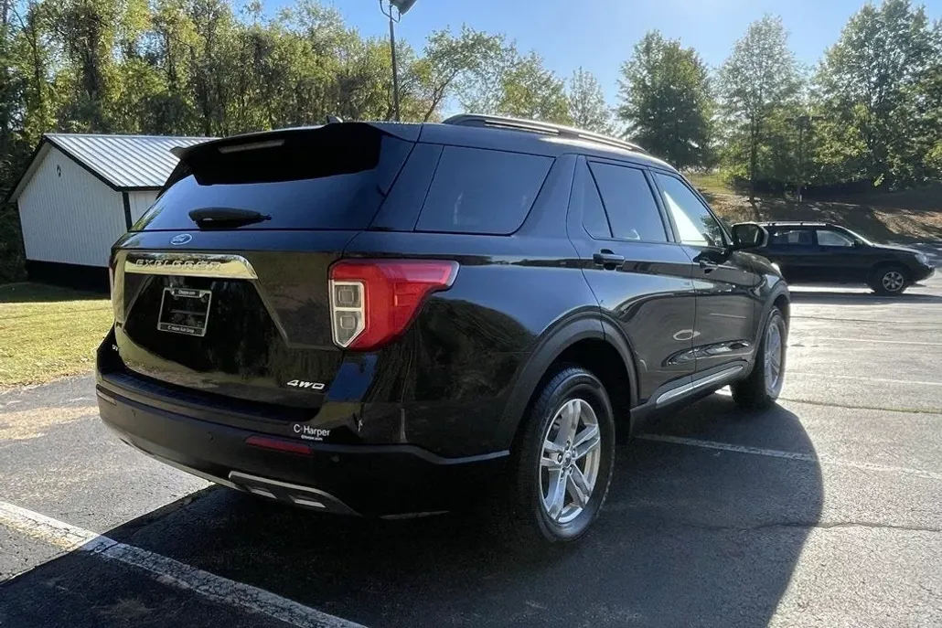 2021 Ford Explorer XLT photo 1