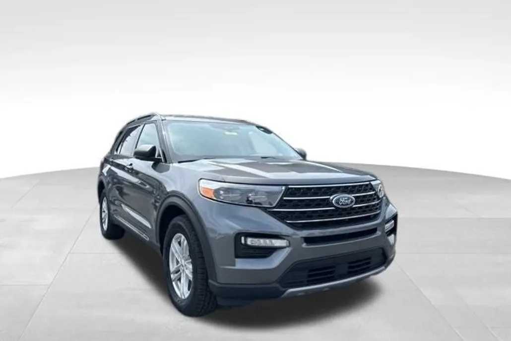 2023 Ford Explorer XLT photo 1