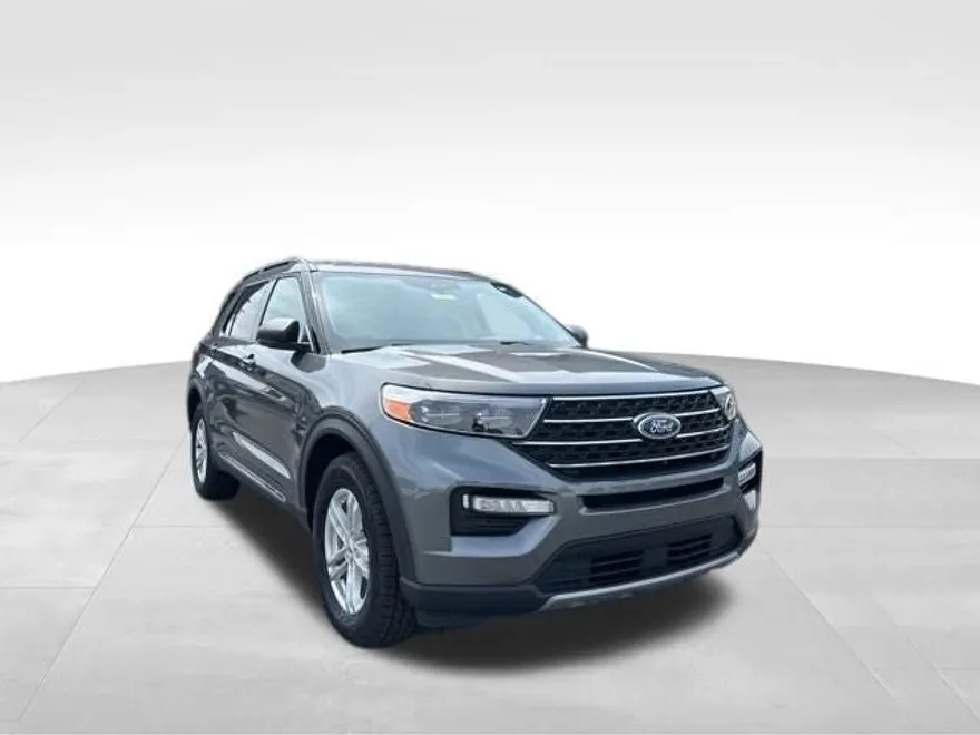 2023 Ford Explorer XLT photo 1