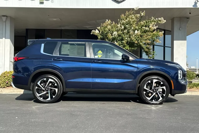 2024 Mitsubishi Outlander SE photo 1