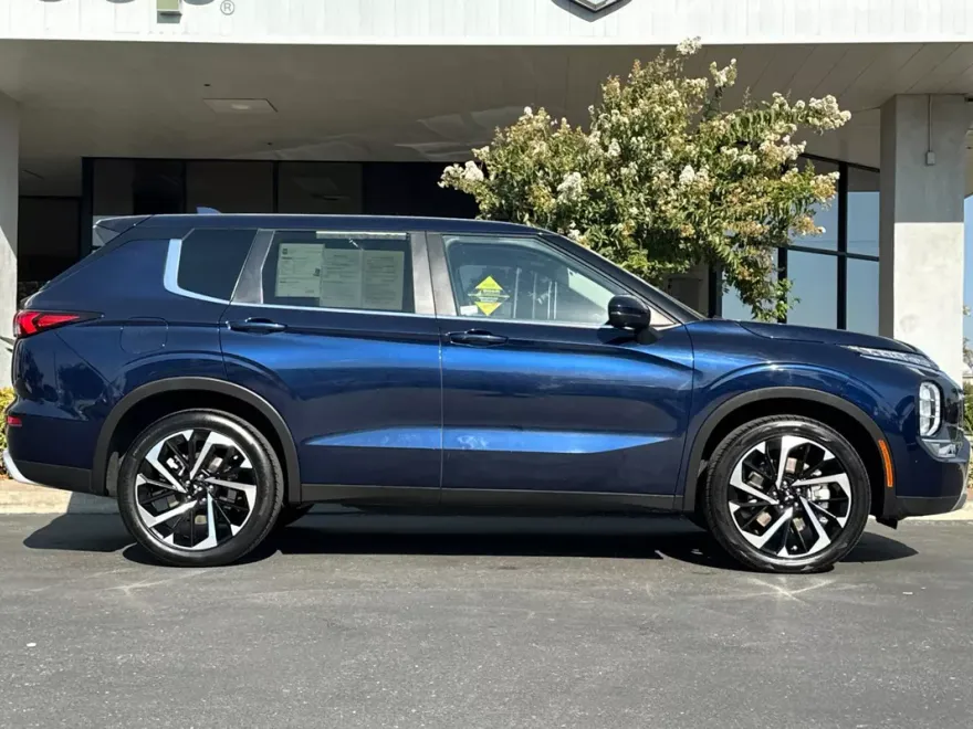 2024 Mitsubishi Outlander SE photo 1