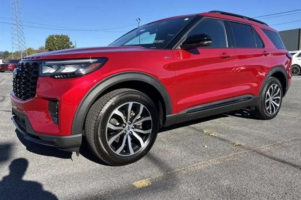 2025 Ford Explorer ST-Line photo 1