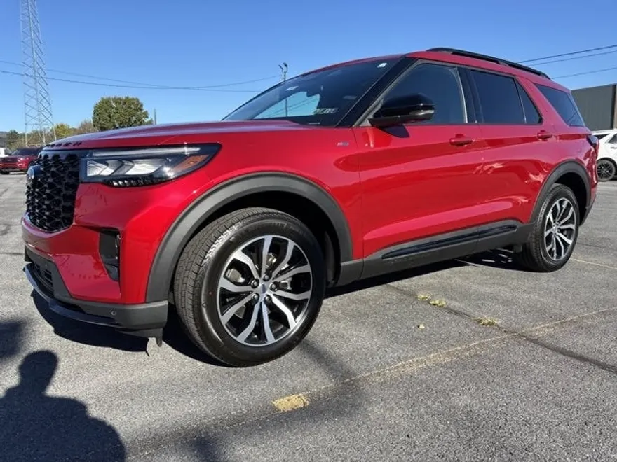 2025 Ford Explorer ST-Line photo 1