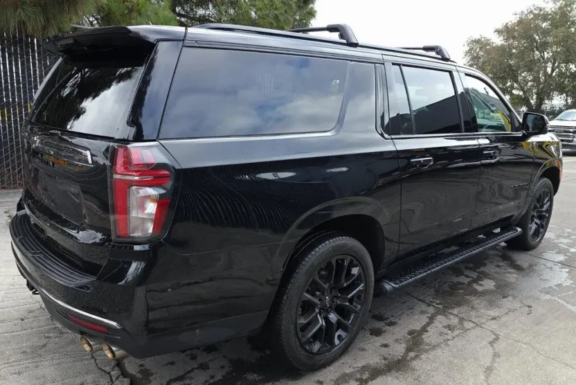 2022 Chevrolet Suburban Z71 photo 1