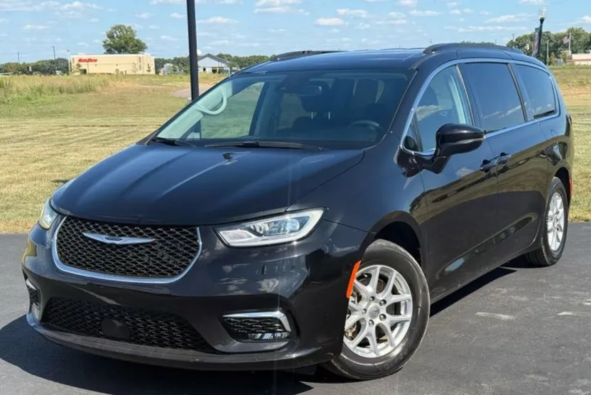 2022 Chrysler Pacifica Touring L photo 1