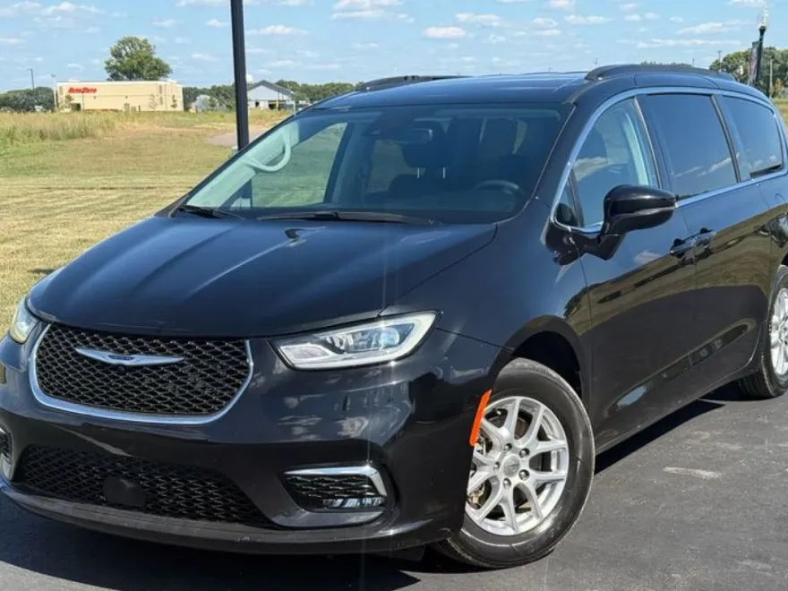 2022 Chrysler Pacifica Touring L photo 1