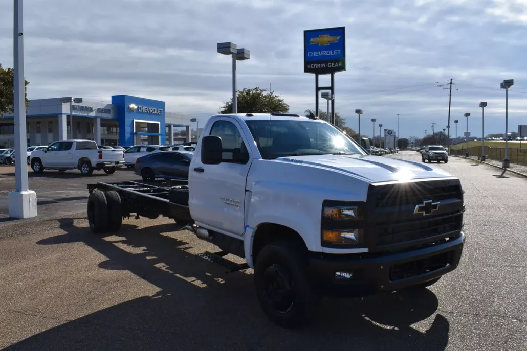 2023 Chevrolet Silverado 6500HD Work Truck photo 1
