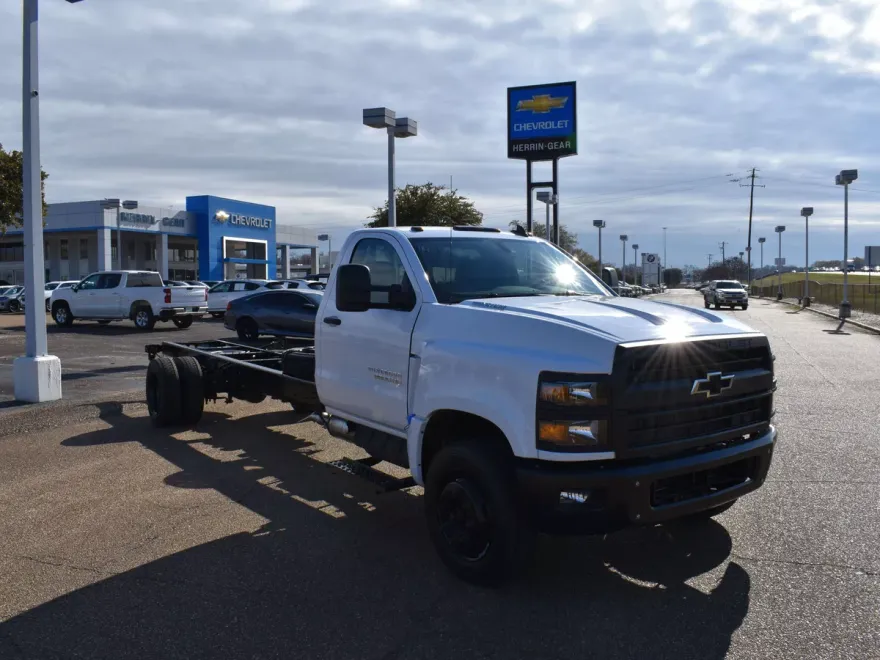 2023 Chevrolet Silverado 6500HD Work Truck photo 1