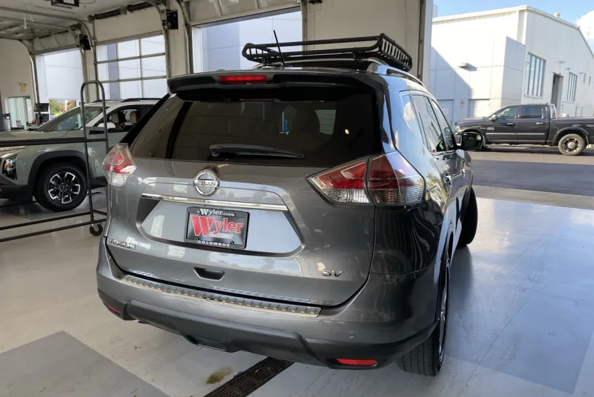 2015 Nissan Rogue SV photo 1