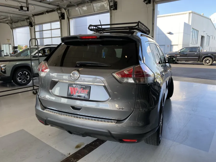 2015 Nissan Rogue SV photo 1