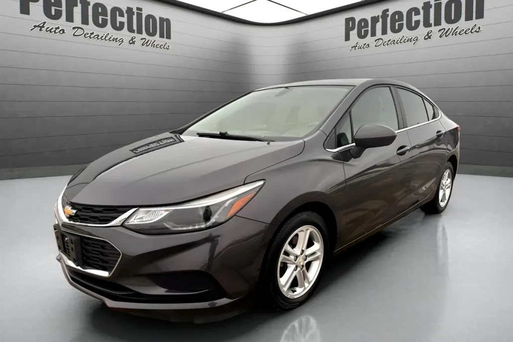 2017 Chevrolet Cruze LT photo 1