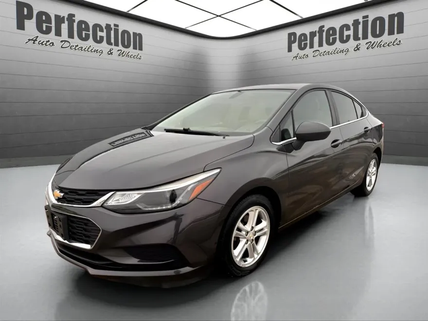 2017 Chevrolet Cruze LT photo 1