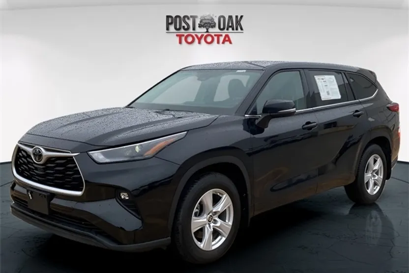 2022 Toyota Highlander LE photo 1
