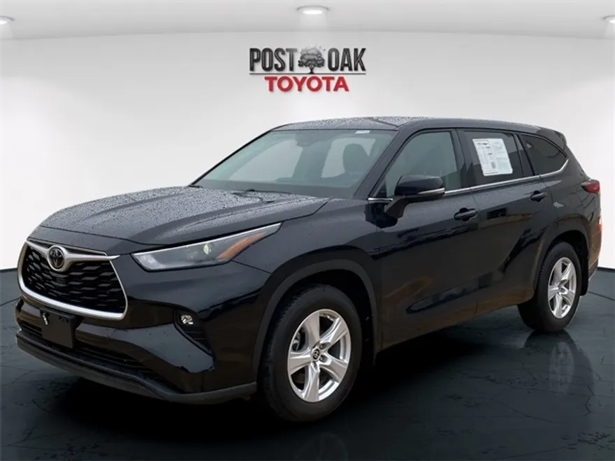 2022 Toyota Highlander LE photo 1
