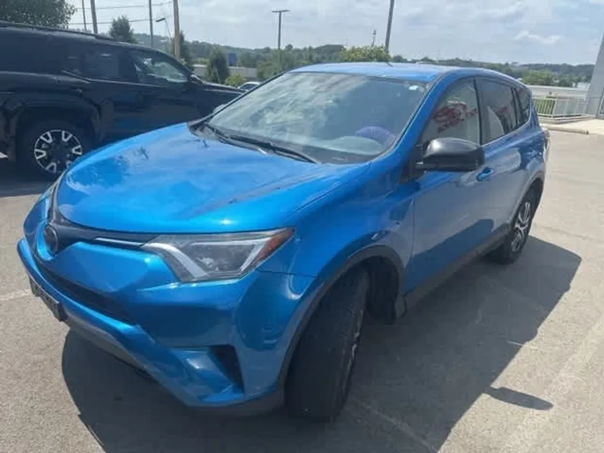 2018 Toyota RAV4 LE photo 1
