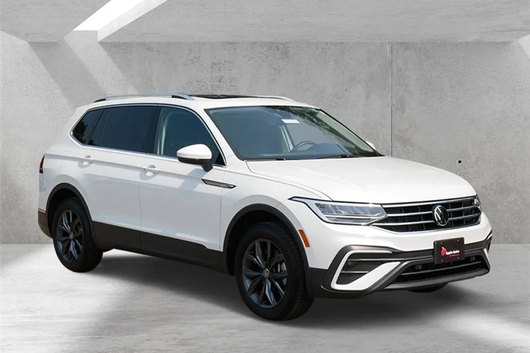 2023 Volkswagen Tiguan SE photo 1