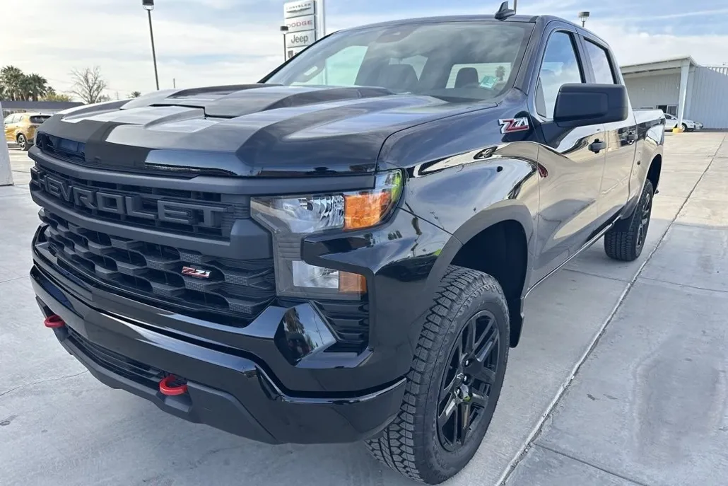 2025 Chevrolet Silverado 1500 Custom Trail Boss photo 1