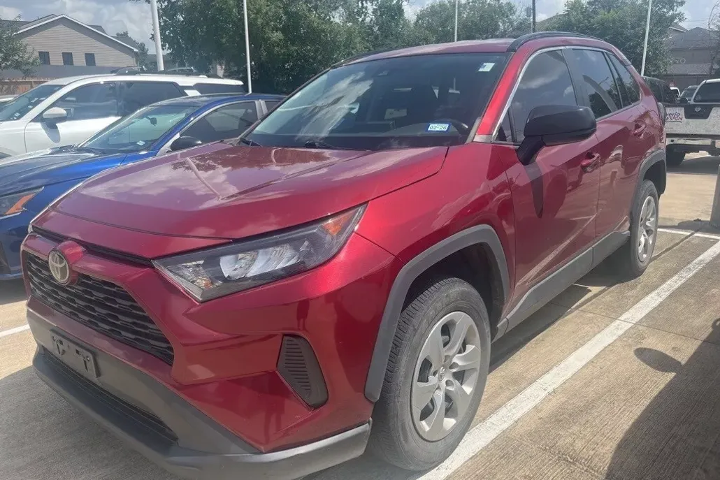 2020 Toyota RAV4 LE photo 1
