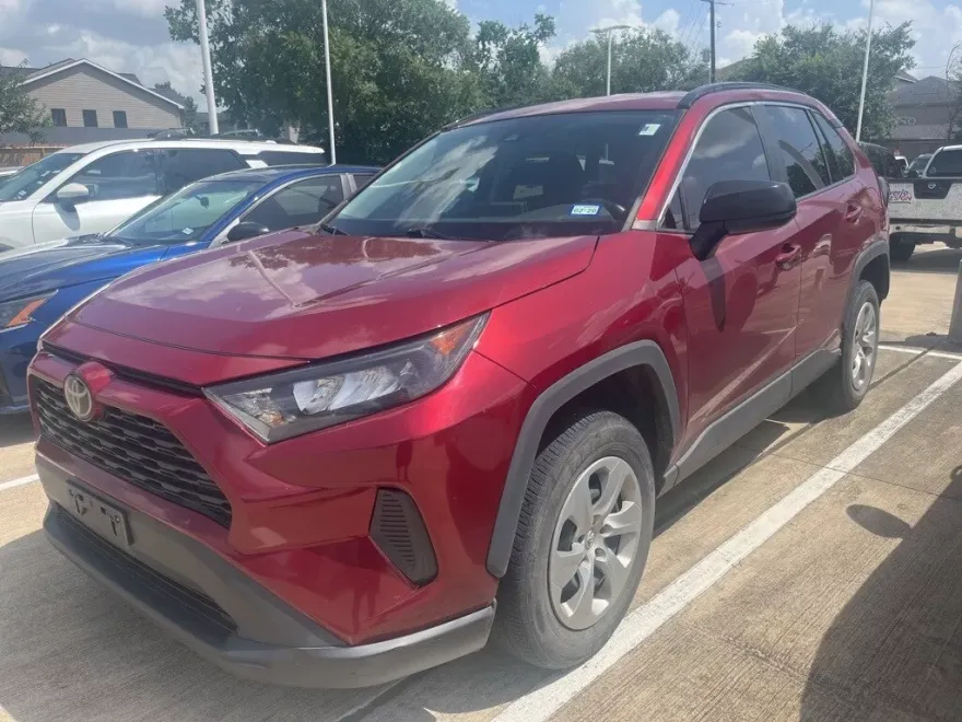 2020 Toyota RAV4 LE photo 1