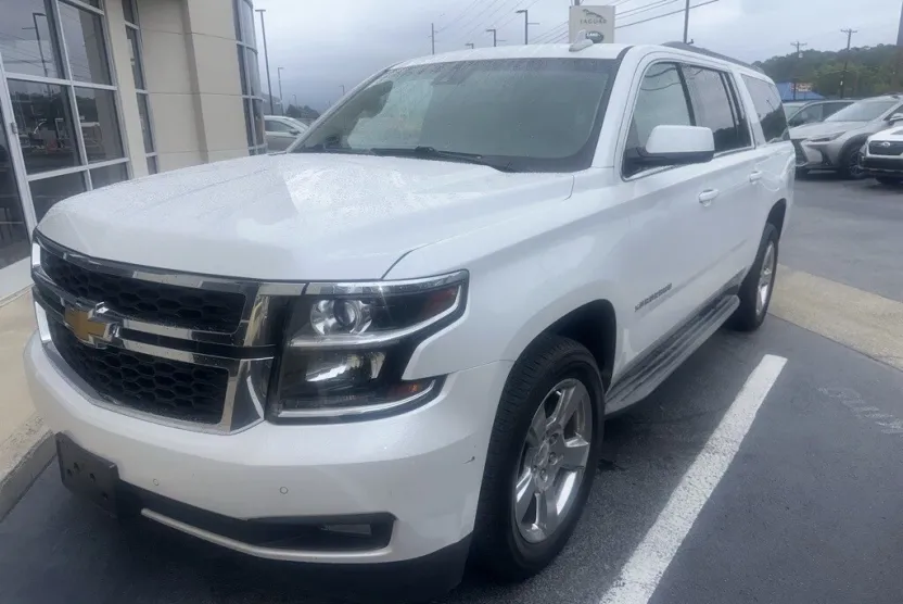 2016 Chevrolet Suburban LT photo 1