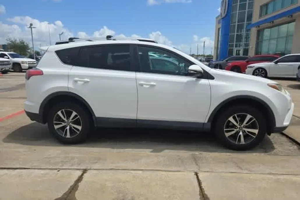 2016 Toyota RAV4 XLE photo 1