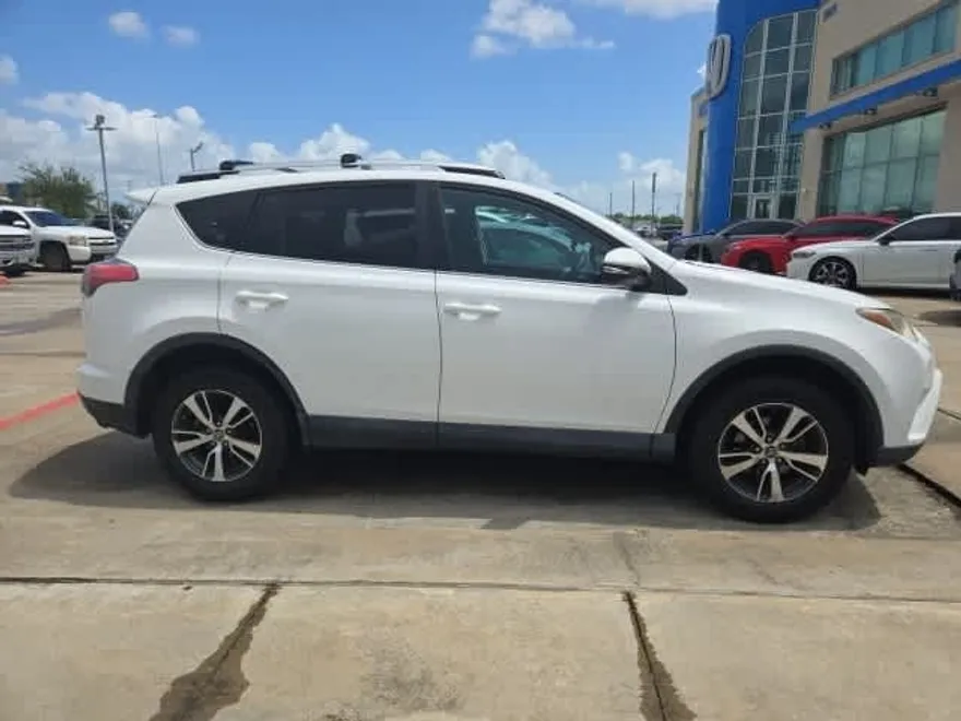 2016 Toyota RAV4 XLE photo 1
