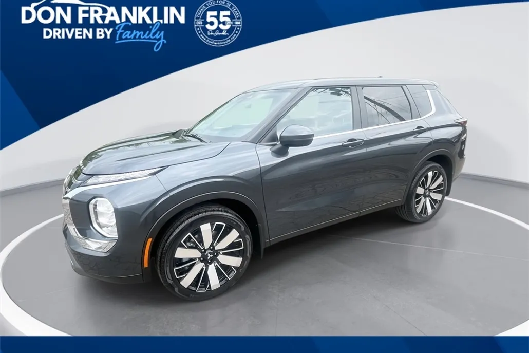 2025 Mitsubishi Outlander SE photo 1