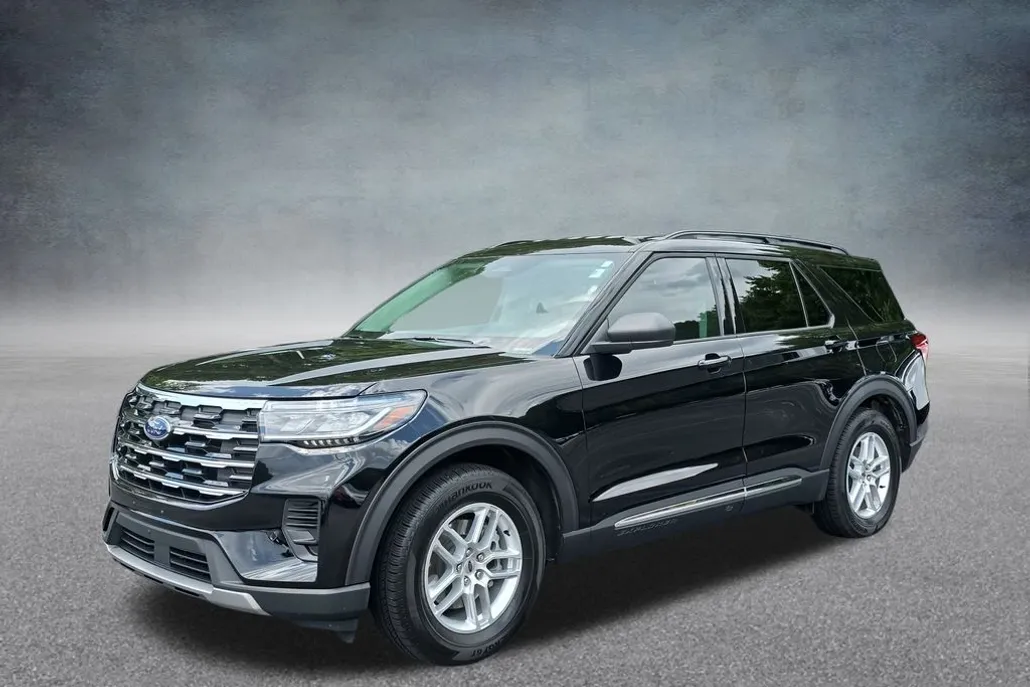 2025 Ford Explorer photo 1