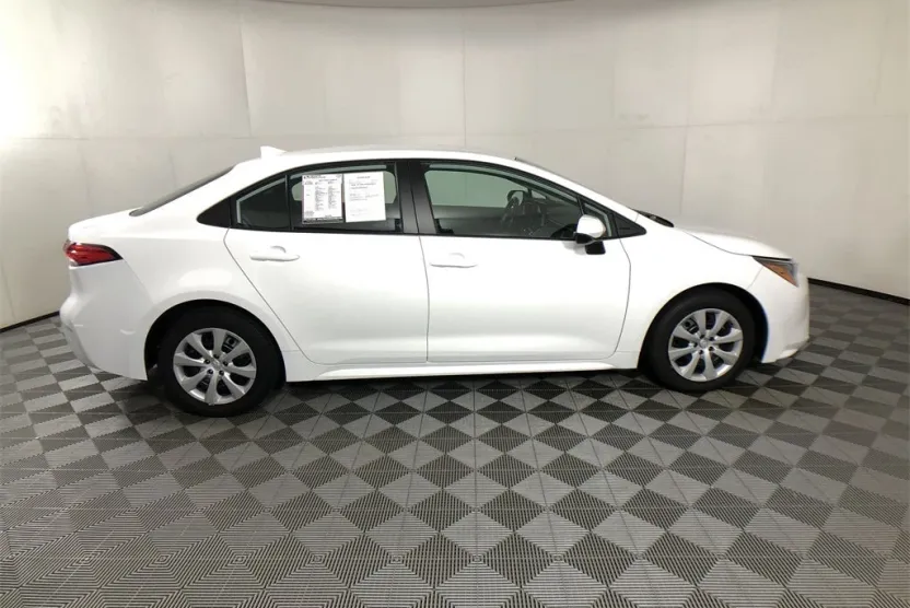 2023 Toyota Corolla LE photo 1