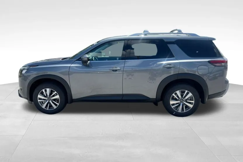 2025 Nissan Pathfinder SL photo 1