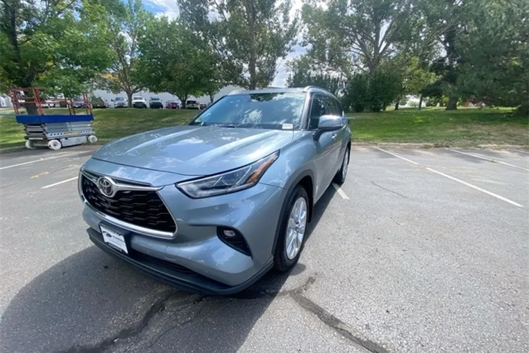 2022 Toyota Highlander Limited photo 1