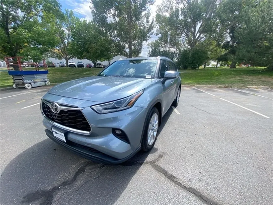 2022 Toyota Highlander Limited photo 1