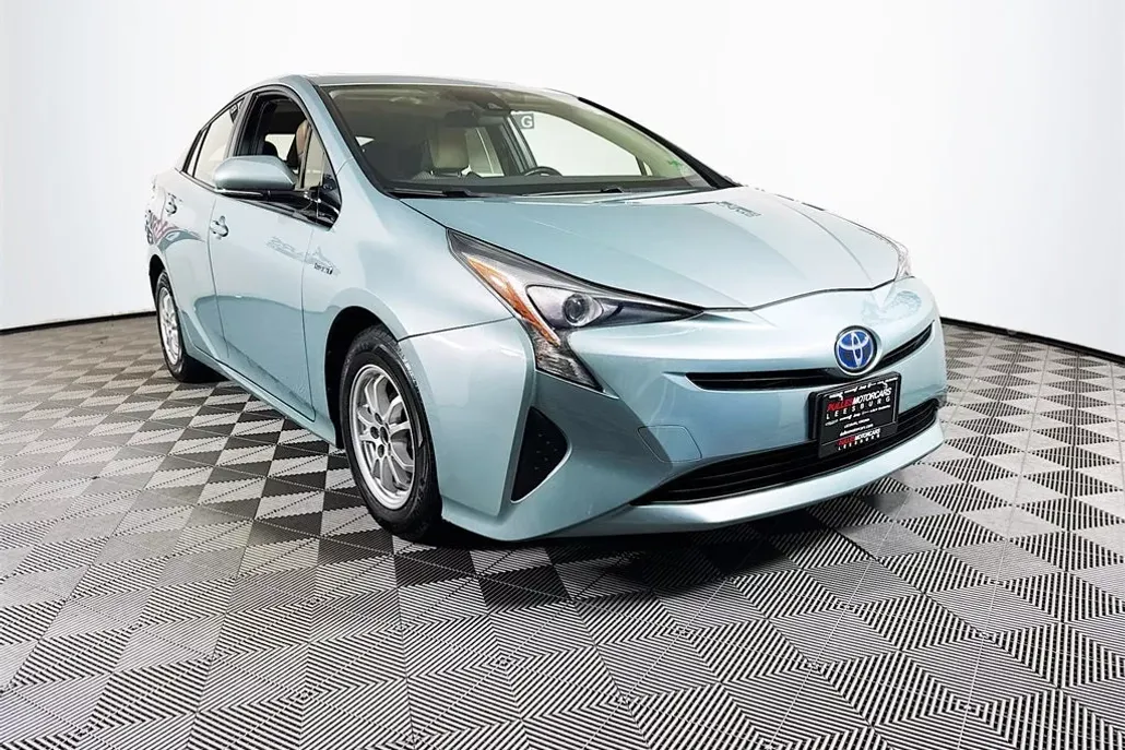 2016 Toyota Prius Three photo 1