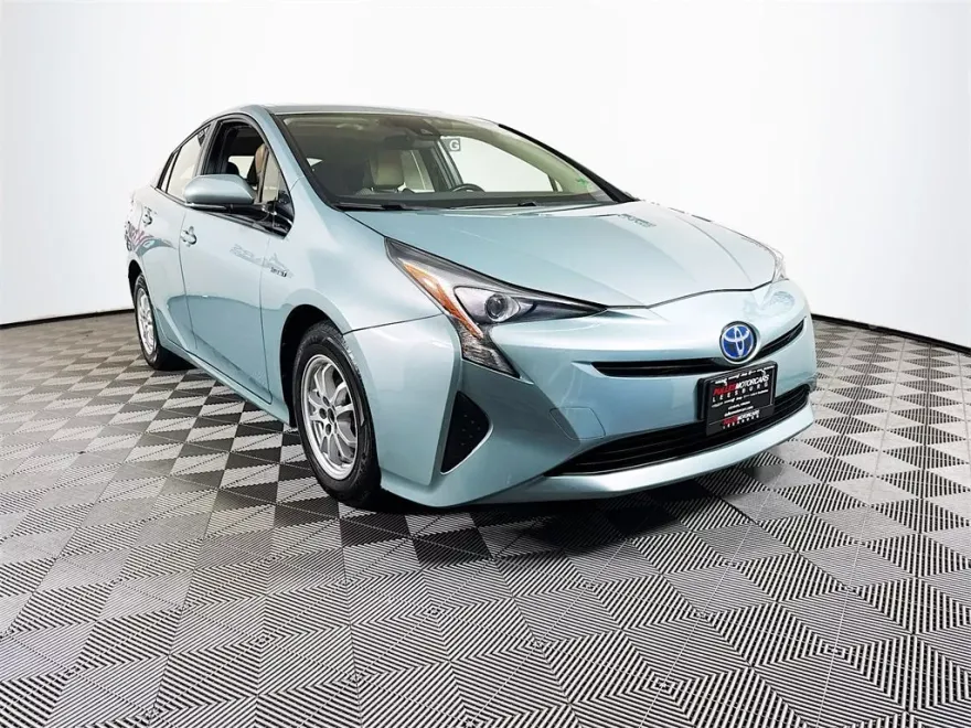 2016 Toyota Prius Three photo 1