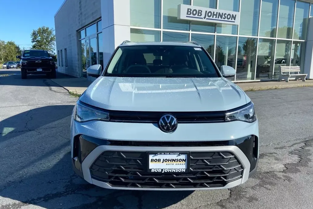 2025 Volkswagen Taos SE photo 1