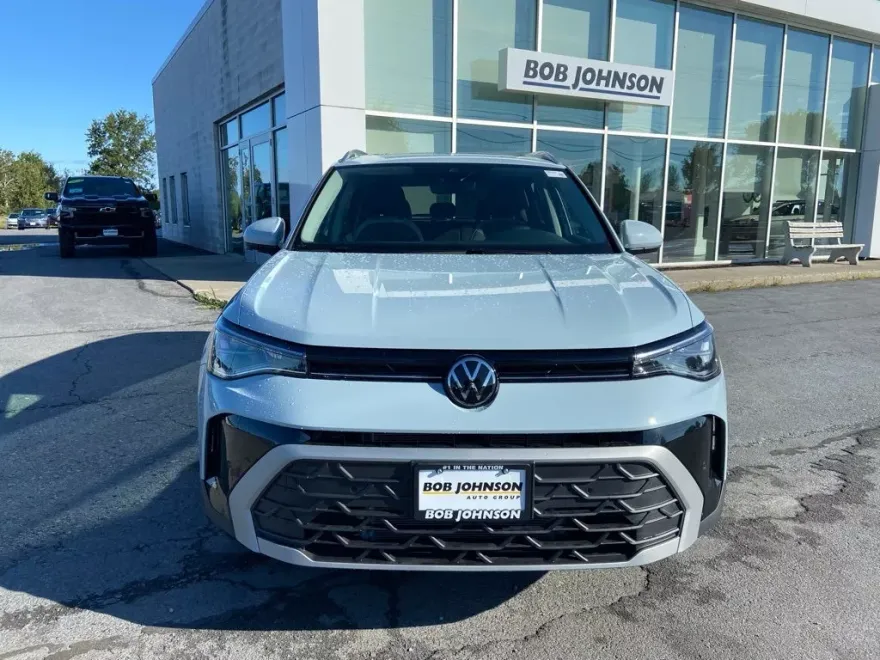2025 Volkswagen Taos SE photo 1