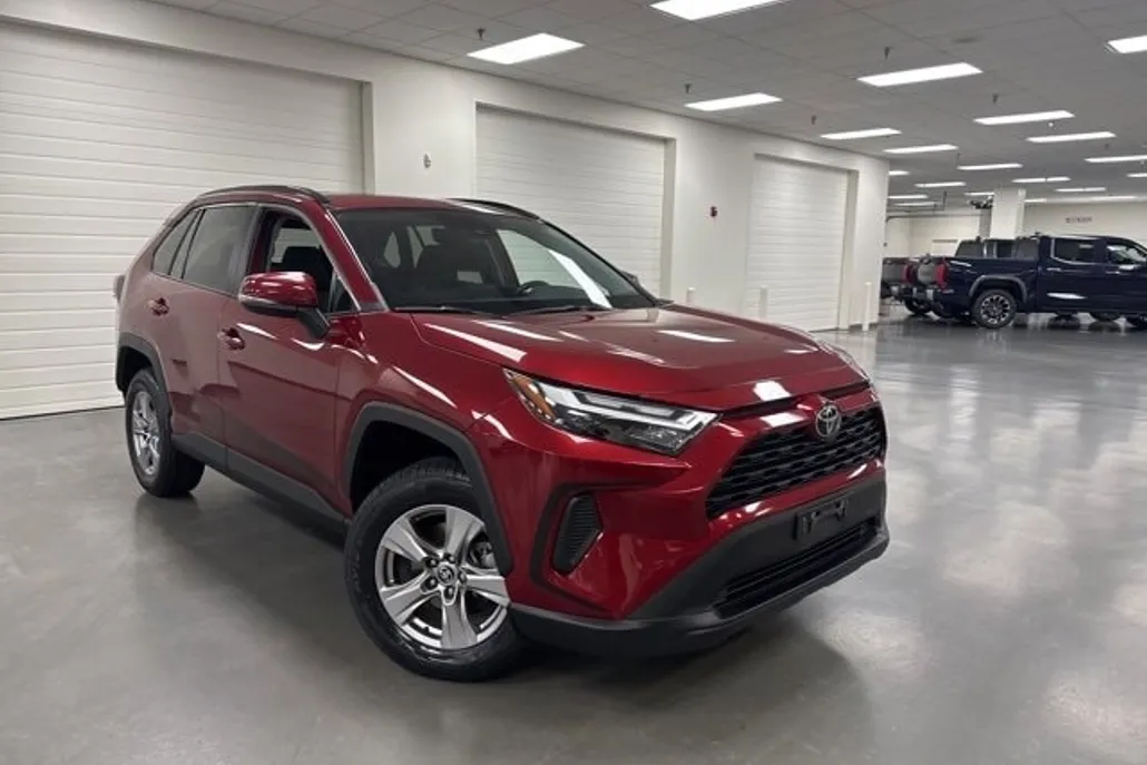 2022 Toyota RAV4 XLE photo 1