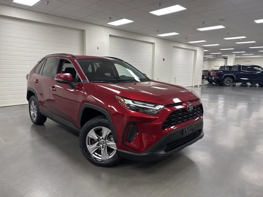 2022 Toyota RAV4 XLE photo 1