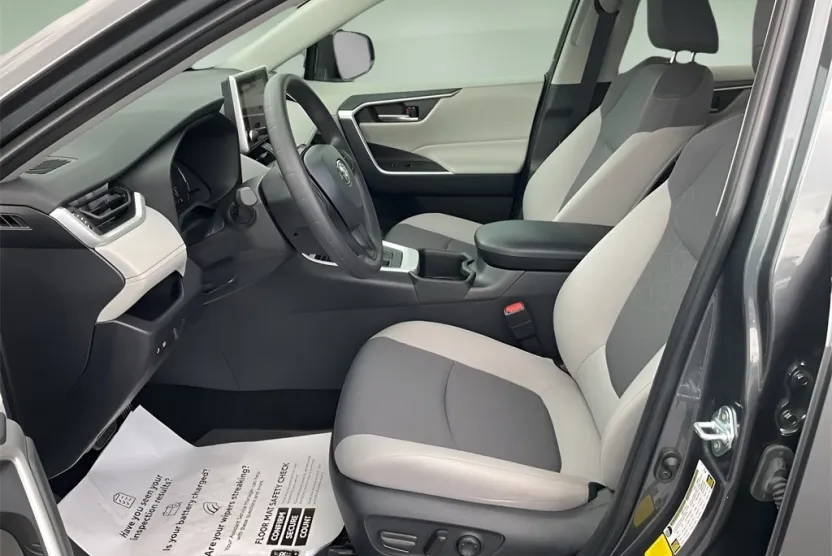 2024 Toyota RAV4 XLE photo 1