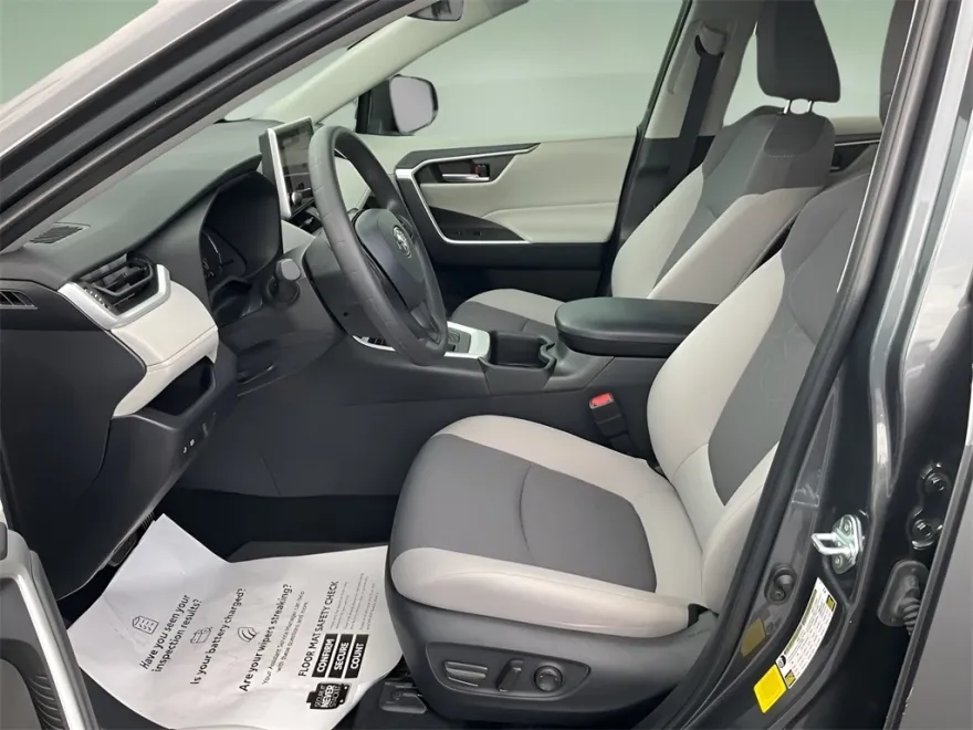 2024 Toyota RAV4 XLE photo 1