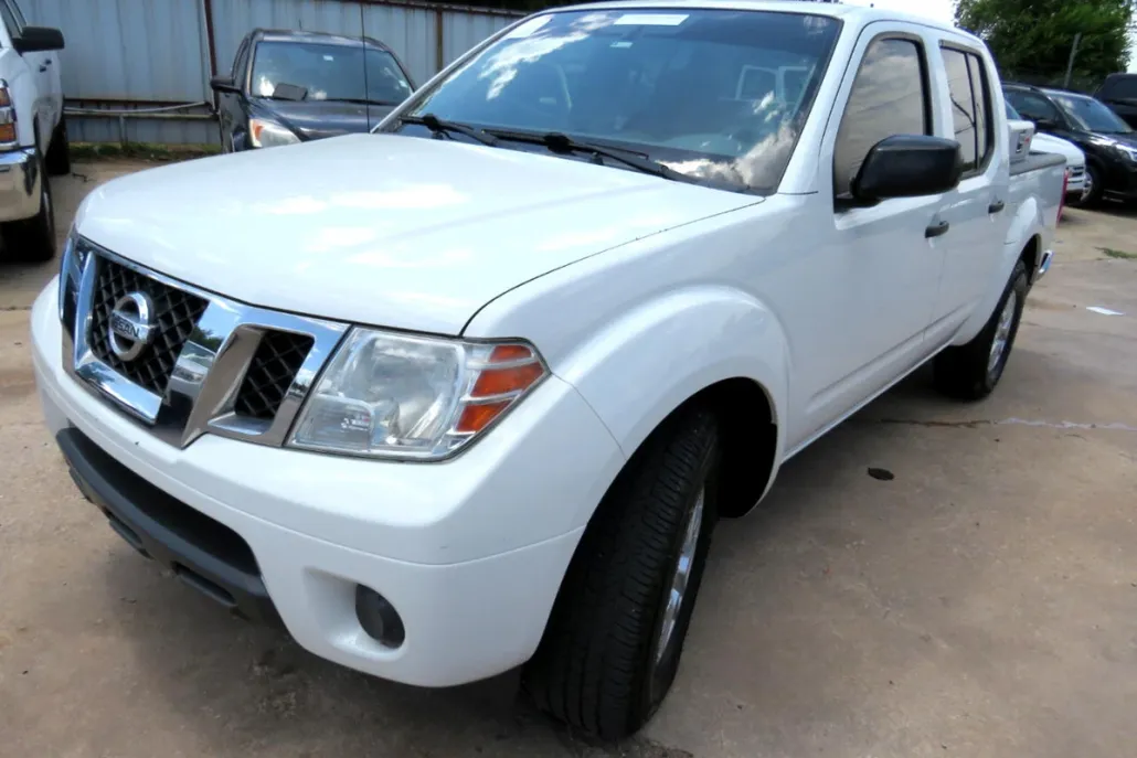2018 Nissan Frontier SL Crew Cab photo 1