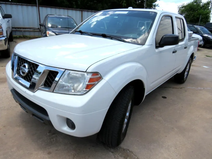 2018 Nissan Frontier SL Crew Cab photo 1