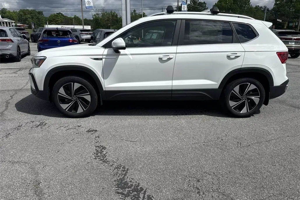 2024 Volkswagen Taos SE photo 1