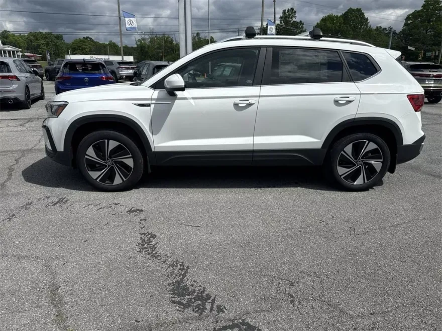 2024 Volkswagen Taos SE photo 1