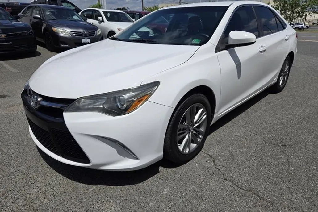 2016 Toyota Camry SE photo 1