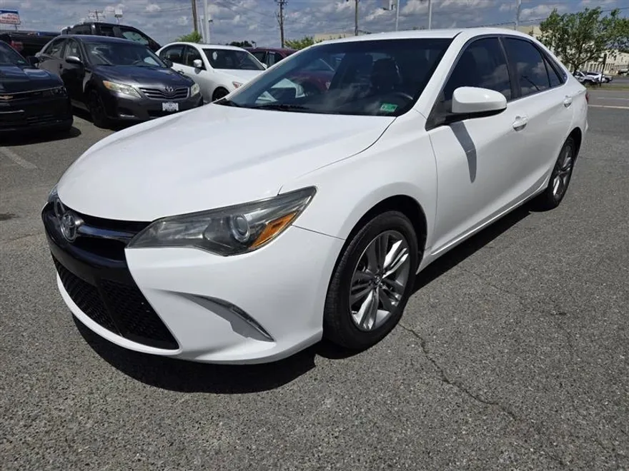 2016 Toyota Camry SE photo 1