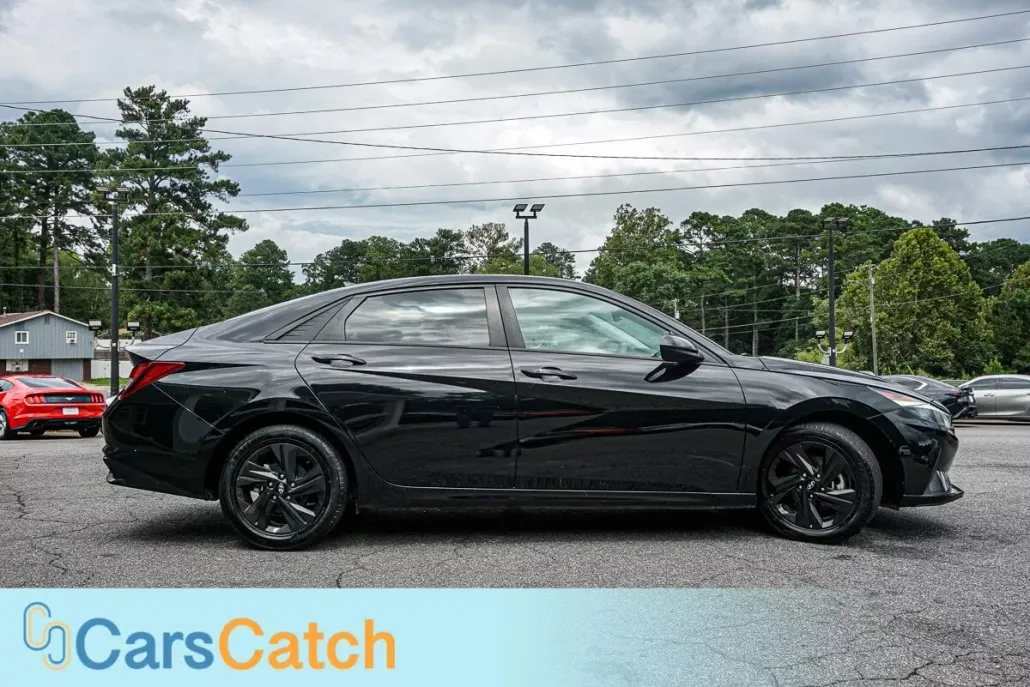 2022 Hyundai Elantra SEL photo 1